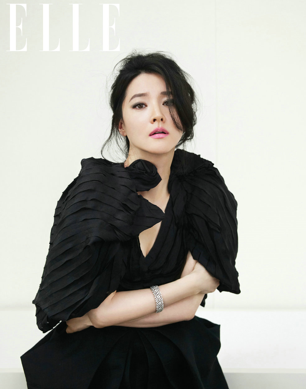 Lee Young-ae is Queenly for Elle Korea – Seoulbeats