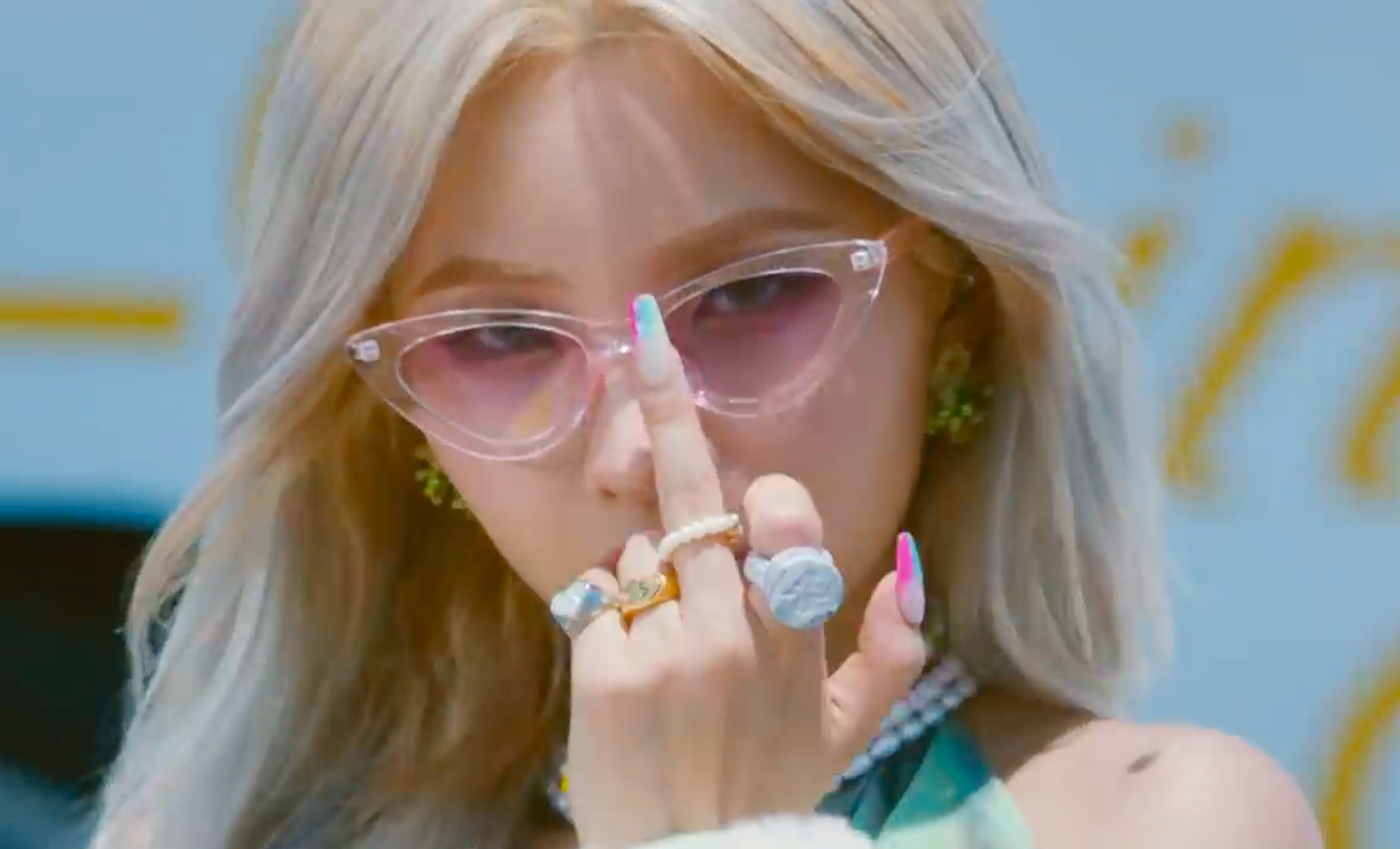 Soyeon Floats on Summertime Beats in “Windy” – Seoulbeats