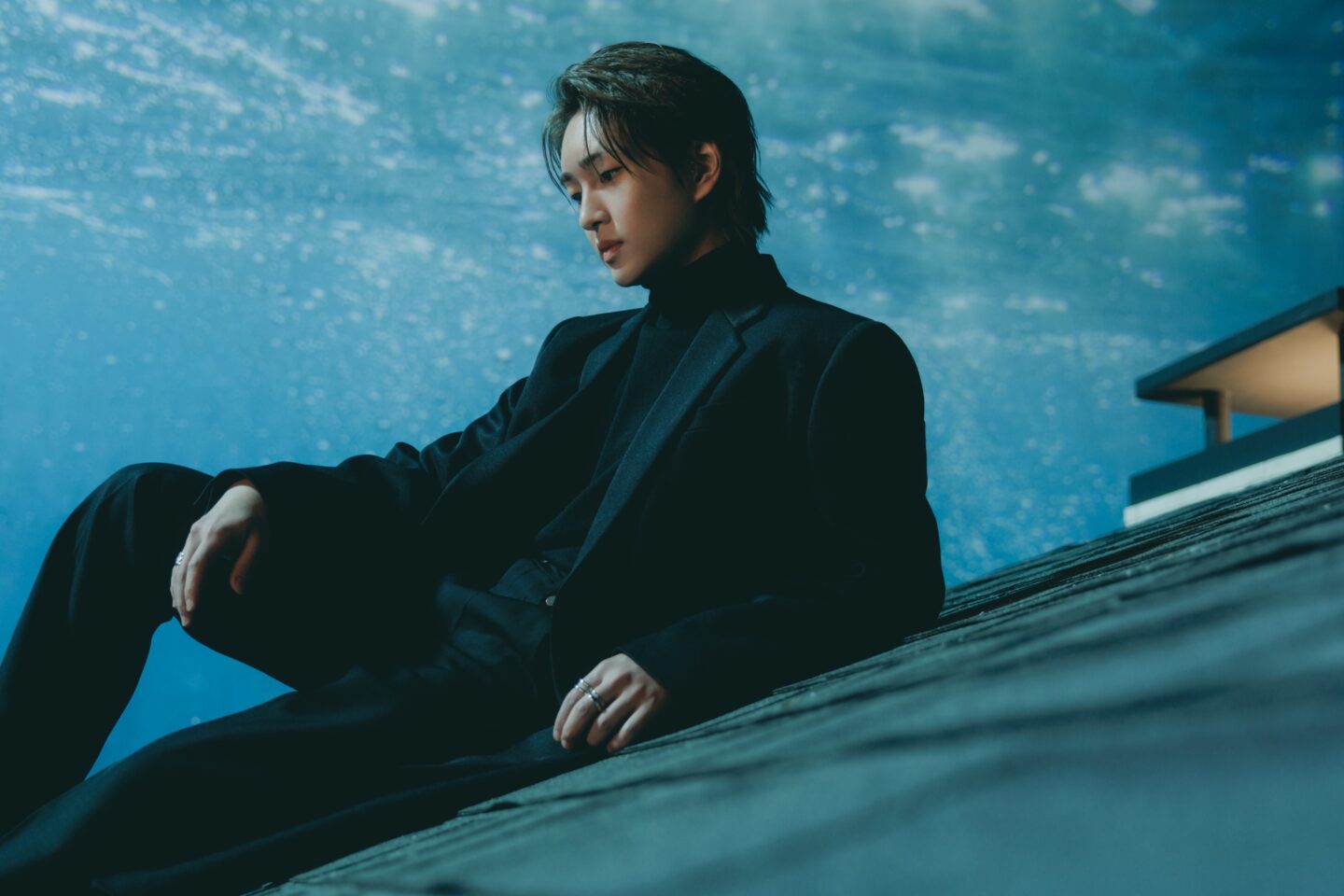 Onew is Pensive and Poetic in Timeless “Circle” – Seoulbeats